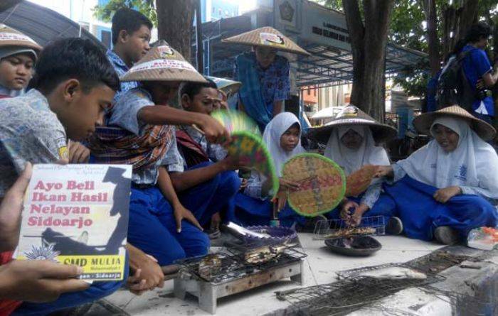 Siswa SMP di Sidoarjo Ajak Warga Beli Ikan Nelayan