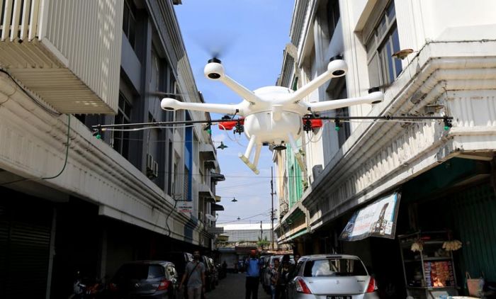 Jangkau Perkampungan, Pemkot Surabaya Gunakan Drone Semprotkan Disinfektan