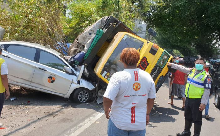 Kecelakaan di Medaeng Sidoarjo, Truk Tabrak Tiga Mobil Hingga Terguling