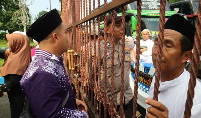 Isak Tangis Warnai Pemberangkatan Calon Jamaah Haji dari Jombang Isak Tangis Warnai Pemberangkatan Calon Jamaah Haji dari Jombang