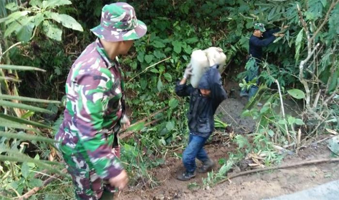 Khusnul Panggul Air Hingga ke Tengah Hutan, Demi Rabat Jalan