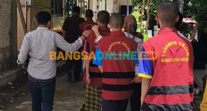 Sidang Tertutup Kasus Pembakaran Kantor Pemkab Kediri, 14 Terdakwa Masih di Bawah Umur Sidang Tertutup Kasus Pembakaran Kantor Pemkab Kediri, 14 Terdakwa Masih di Bawah Umur
