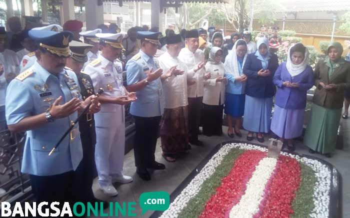 Panglima TNI Ziarah ke Makam Presiden ke-4 Indonesia Abdurrahman Wahid