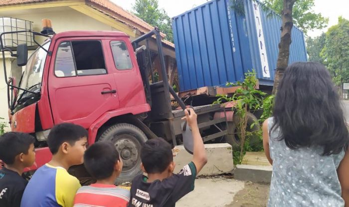 Pecah Ban, Truk Kontainer Nyelonong Gasak Dua Motor dan Mushola di Jombang