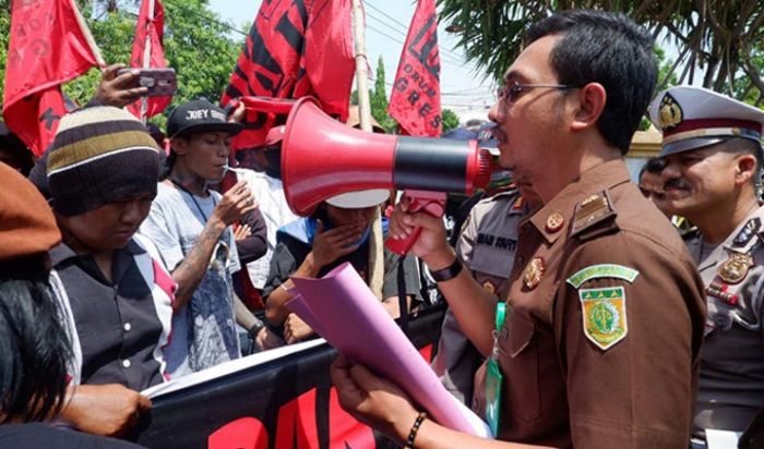 Demo Kejari Gresik, Forkot Desak Semua Pelaku Korupsi Intensif Pajak BPPKAD Ditangkap
