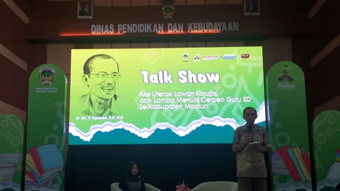 Eks Bupati Magetan dan Penulis Suprawoto Tekankan Pentingnya Literasi bagi Guru dan Siswa di Madiun