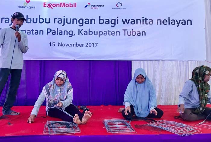 Ratusan Istri Nelayan di Palang Terima Pelatihan Merajut Alat Tangkap Rajungan