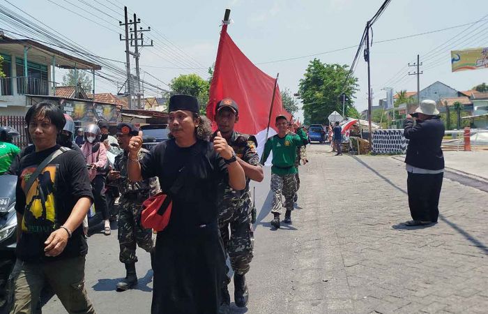 Napak Tilas Jejak Santri, Ratusan Banser di Jombang Kirab Merah Putih 300 Meter