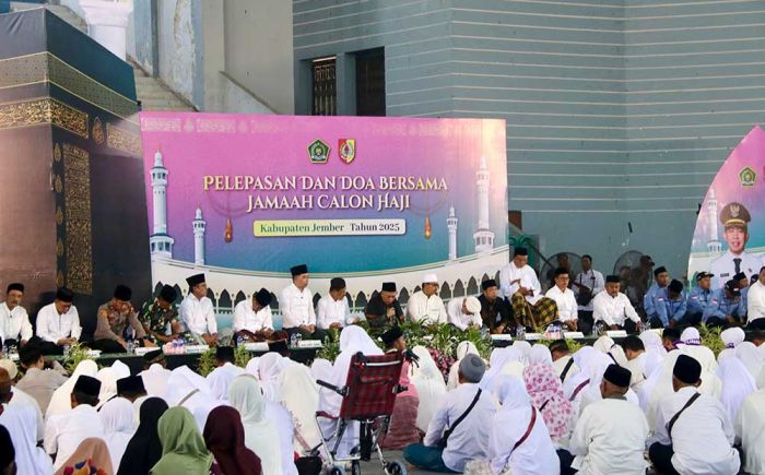 Doa Bersama Jemaah Calon Haji, Bupati Jember Minta Calon Tamu Allah SWT Jaga Kondisi Doa Bersama Jemaah Calon Haji, Bupati Jember Minta Calon Tamu Allah SWT Jaga Kondisi