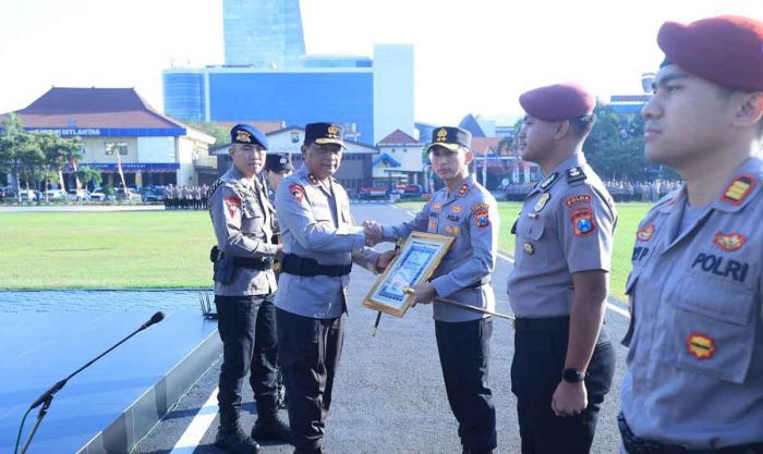 Kapolda Jatim Beri Penghargaan untuk 73 Personel Berprestasi Kapolda Jatim Beri Penghargaan untuk 73 Personel Berprestasi