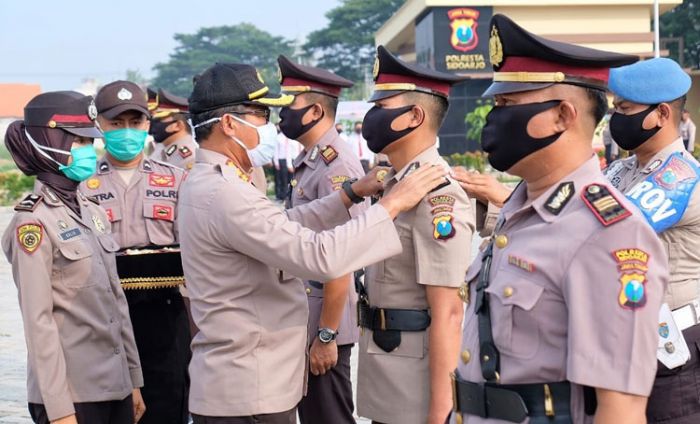 Kapolresta Sidoarjo Pimpin Sertijab Empat Kapolsek dan Beri Reward Anggota Berprestasi