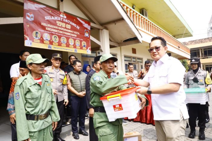 Pj Gubernur Jatim Didampingi Ketua KPU RI Tinjau Kesiapan Pilkada 2024 di Pamekasan