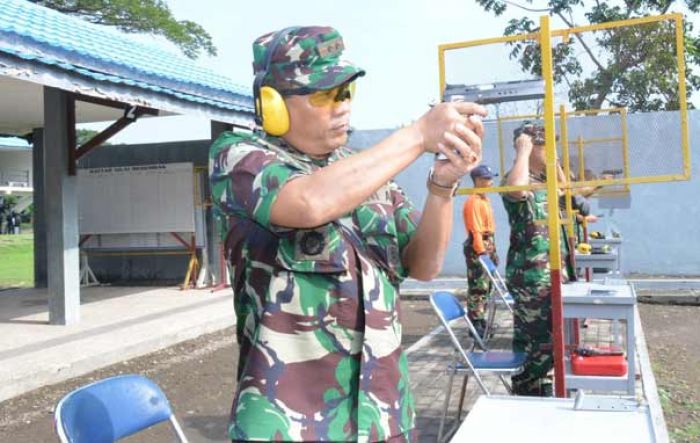 Pangarmatim Asah Kemampuan Menembak Bersama Pejabat Koarmatim