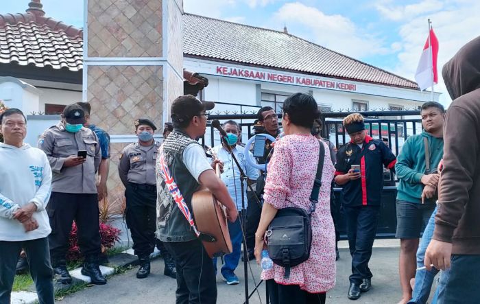 Demo Kantor Kejari, LPMK Kediri Desak Kasus Korupsi di Sebuah SMK di Pare Diusut Tuntas