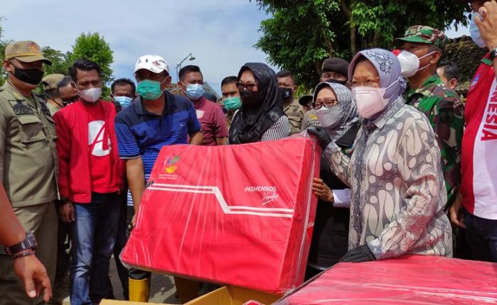 Kunjungi Korban Banjir di Jombang, Risma Berikan Bantuan
