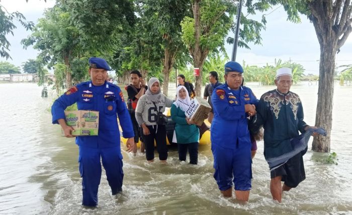 Dirpolairud Polda Jatim Tinjau Banjir Luapan Kali Lamong dan Brantas  di Gresik