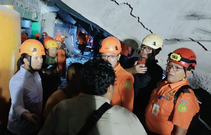 Wagub Emil Turun di Proses Evakuasi Musala Ponpes Ambruk di Sidoarjo: Kebutuhan Santri Tercukupi Wagub Emil Turun di Proses Evakuasi Musala Ponpes Ambruk di Sidoarjo: Kebutuhan Santri Tercukupi