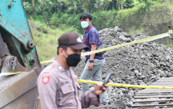 Gerebek Tambang Pasir Ilegal di Aliran Lahar Gunung Kelud, Polisi Amankan 6 Orang dan Alat Berat
