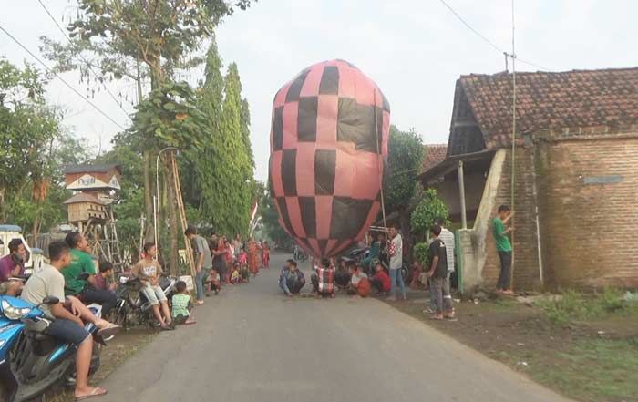 Tradisi Menerbangkan Balon Udara di Jombang Saat Tujuh Hari Setelah Hari Raya
