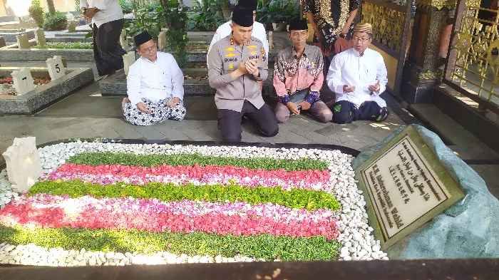 Sambut Hari Bhayangkara Ke-77, Polres Jombang Gelar Baksos di Makam Gus Dur