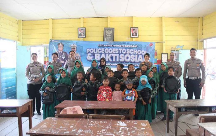 Polisi di Sidoarjo gelar Sosialisasi dan Baksos ke SD Terpencil saat Operasi Zebra Semeru 2024