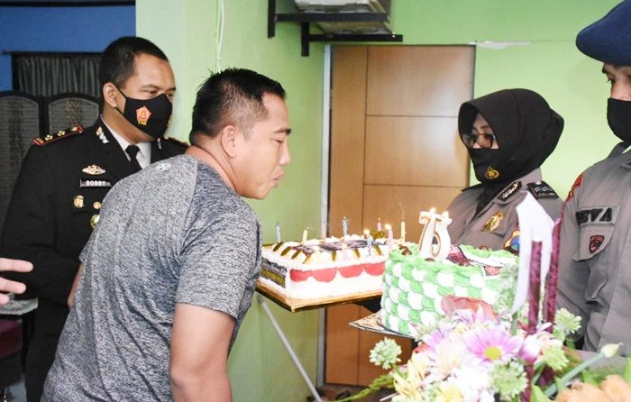 Berikan Surprise HUT TNI ke-75, Puluhan Polisi di Madiun Geruduk Rumah Dinas Dandim