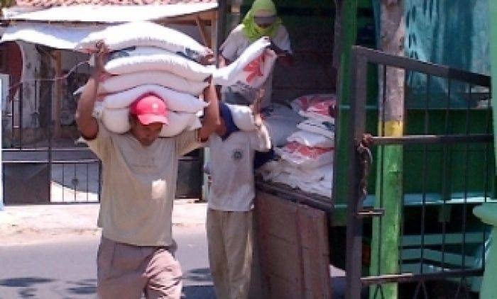 Lagi, Bulog Sampang Distribusikan Raskin Berbau Apek