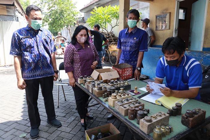 Disperdagin Kota Kediri Jemput Bola untuk Tera Ulang Timbangan Milik Pedagang di Pasar Pahing