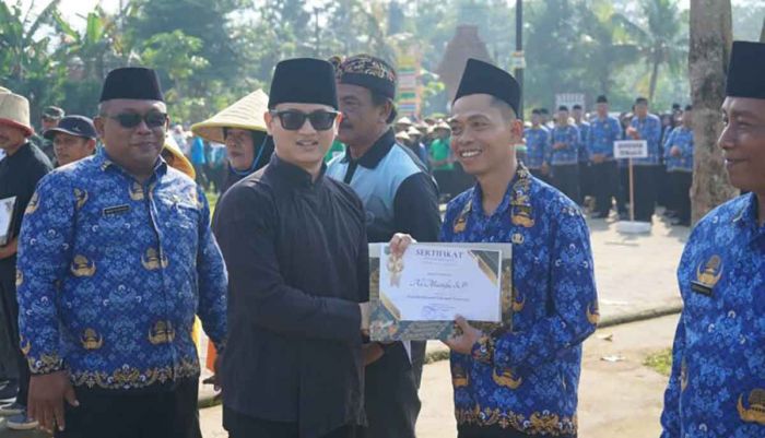 Bupati Trenggalek Serahkan Alsintan dan Apresiasi Kelompok Tani Berprestasi di Hari Krida Pertanian