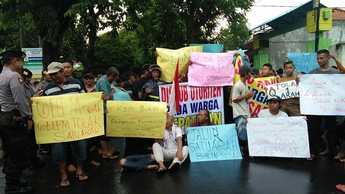 Tolak SSA, Ratusan Warga Jombang Gelar Demo di Jalan RE Martadinata