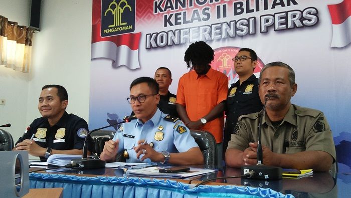 Gunakan Paspor Palsu, Pesepak Bola Pantai Gading Digelandang Petugas Imigrasi Blitar