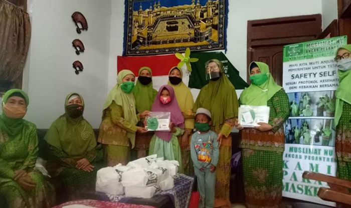 ​Cegah Covid-19, PAC Muslimat NU Pesantren Kota Kediri Bagikan 1.000 Masker