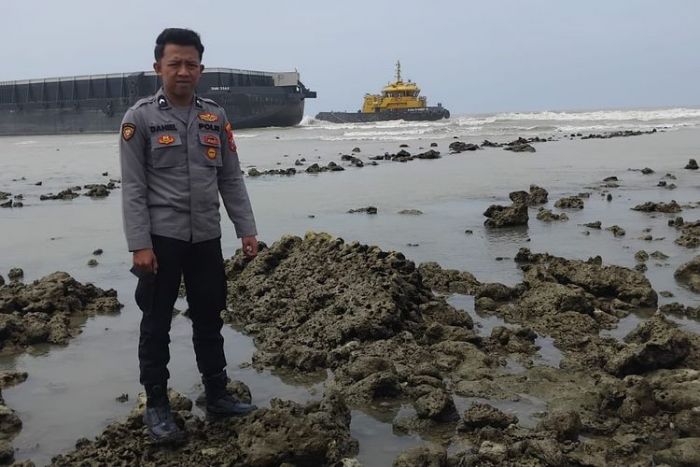 5 Hari Berlalu, Kapal Tongkang Muatan Batu Bara yang Terdampar di Sampang Belum Bisa Dievakuasi