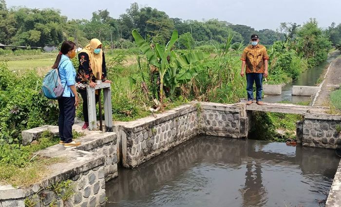 Air Irigasi di Kunjang Sering Berubah Warna Sejak Sebulan Terakhir, DLH Kediri Turun Ambil Sampel