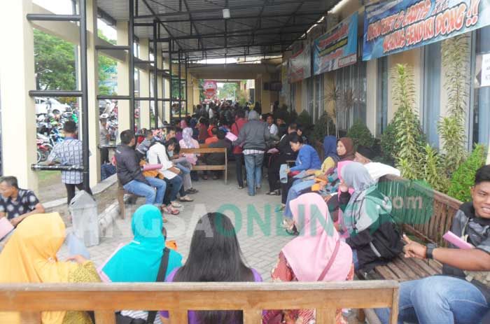 Pengurus e-KTP di Blitar Membludak, Dispendukcapil Batasi Antrean dan Manfaatkan WhatsApp