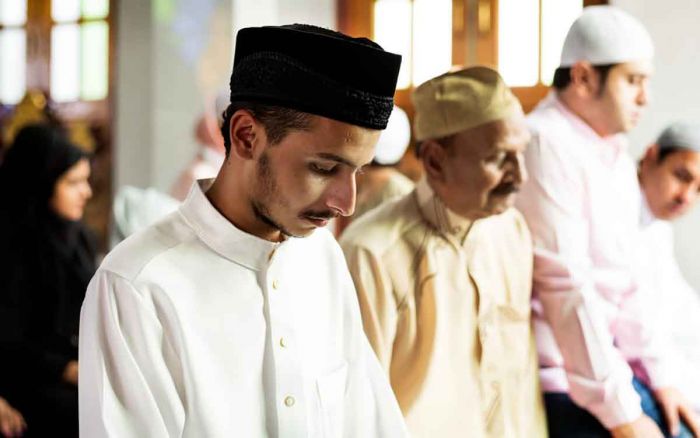 Sholat Idul Fitri, Lebih Baik di Masjid atau Tanah Lapang? Sholat Idul Fitri, Lebih Baik di Masjid atau Tanah Lapang?
