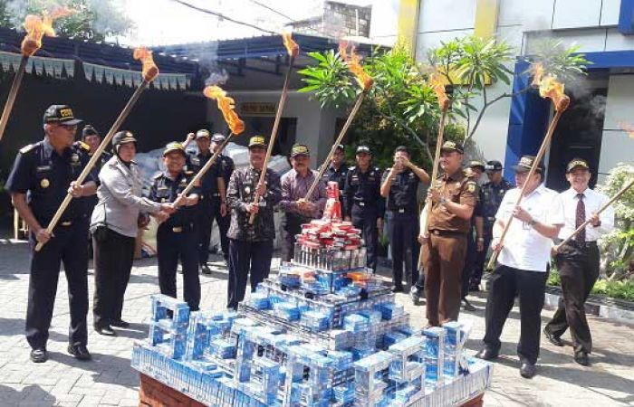 Polres Gresik Gulung Pembuat Rokok Tanpa Cukai