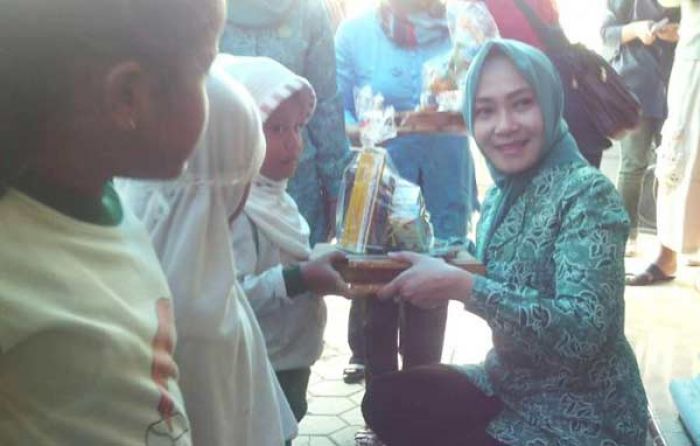 Peringati Hari Kartini, PKK Ponorogo Santuni Pengungsi Dayakan