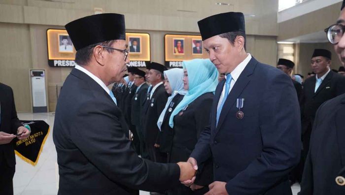 156 ASN Kota Batu Terima Satyalancana Karya Satya 156 ASN Kota Batu Terima Satyalancana Karya Satya