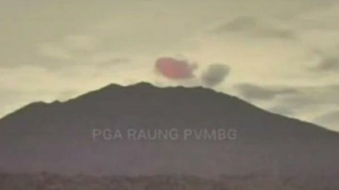 ​Asap Vulkanik Gunung Raung Terus Menyembur Disertai Cahaya Api