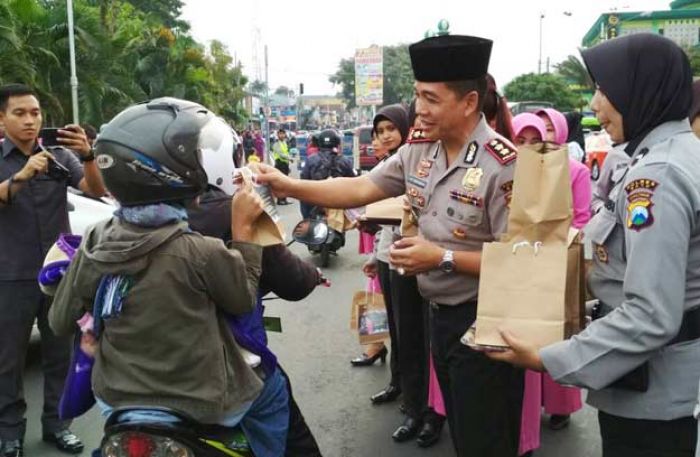 Kapolres Batu Turun Langsung Bagikan Takjil kepada Pengguna Jalan