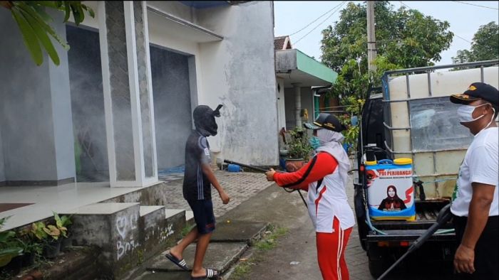 Kader dan Anggota Fraksi PDIP DPRD Sidoarjo Gelar Baksos Hadang Corona