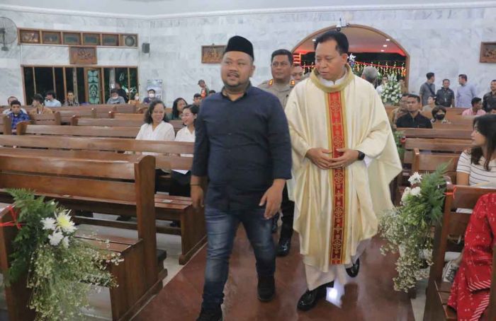 Bupati Gresik Tinjau Perayaan Malam Misa Natal ke Sejumlah Gereja