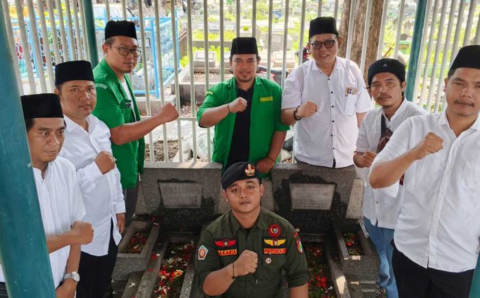 Ziarah ke Makam Wali Kota Surabaya Pertama, FJN Usul dr. Radjamin Nasution Dijadikan Nama Jalan Ziarah ke Makam Wali Kota Surabaya Pertama, FJN Usul dr. Radjamin Nasution Dijadikan Nama Jalan