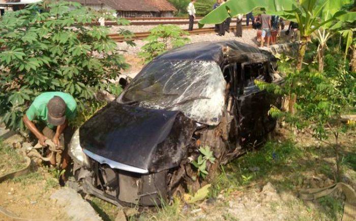 Avanza Ringsek Dihantam Kereta di Perlintasan KA Desa Purwosari Bojonegoro