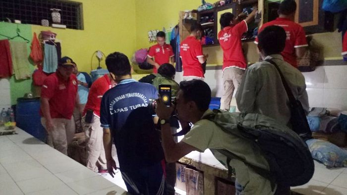 Antisipasi Peredaran Barang Terlarang, Petugas Lapas Tuban Geledah Kamar Tahanan