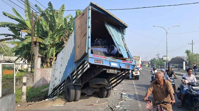 Bus Tabrak Truk Parkir di Jombang, 3 Penumpang Luka dan Kendaraan Nyungsep ke Kali