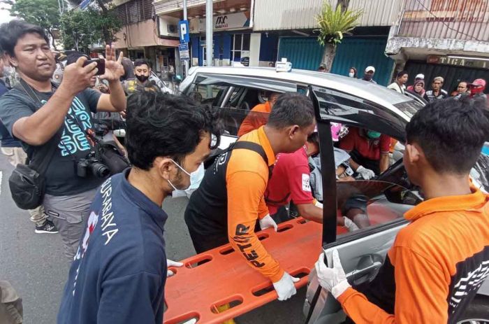 Diduga Terkena Serangan Jantung, Pengendara Mobil di Surabaya Meninggal Dunia