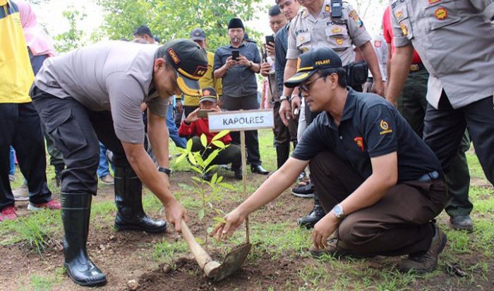 Polres Bangkalan Tanam 5.000 Pohon