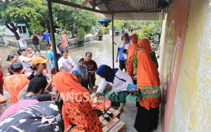 Tim PKK Kota Mojokerto Serahkan Bantuan ke Warga Korban Banjir Kali Sadar